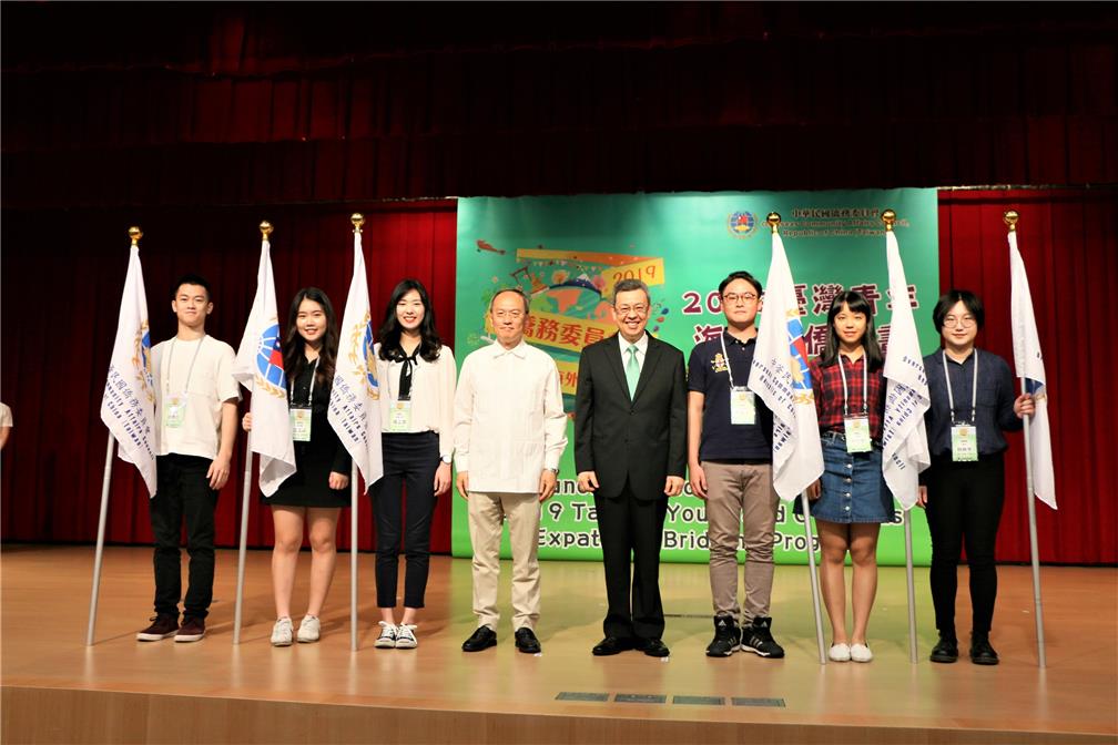 陳副總統授旗予六大洲學員代表，鼓勵學員走向世界推介臺灣。