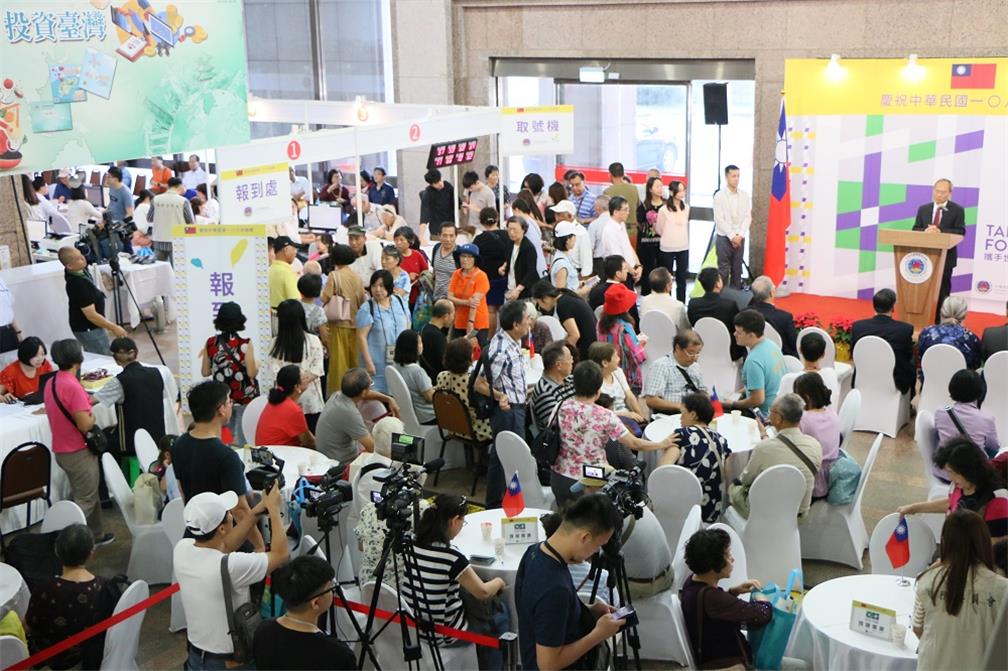 In 2019, more than 6000 overseas compatriots registered to take part in ROC National Day celebrations (the photograph shows the busy scenes at the OCAC repistration center)
