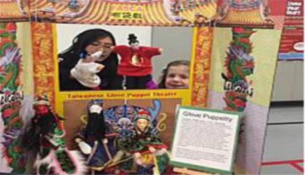 FASCA學員於Ella Baker小學文化夜擺設臺灣攤販介紹臺灣文化，並在現場示範教導小朋友扯鈴及布袋戲。