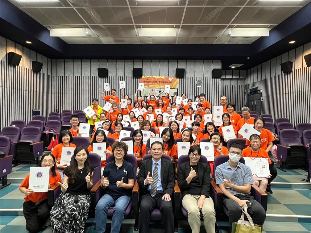 A group photograph of the closing ceremony of the Taiwanese Culture and Folk Art Teacher Training Program 