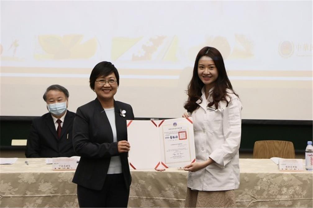 OCAC Deputy Minister Hsu (left) presented the Training Program Certificate of Completion to student representative Jennifer Liu.