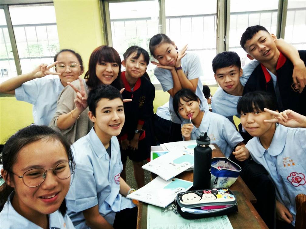 來自法國之體驗學生(前排左二)至臺北市龍山國中體驗情形