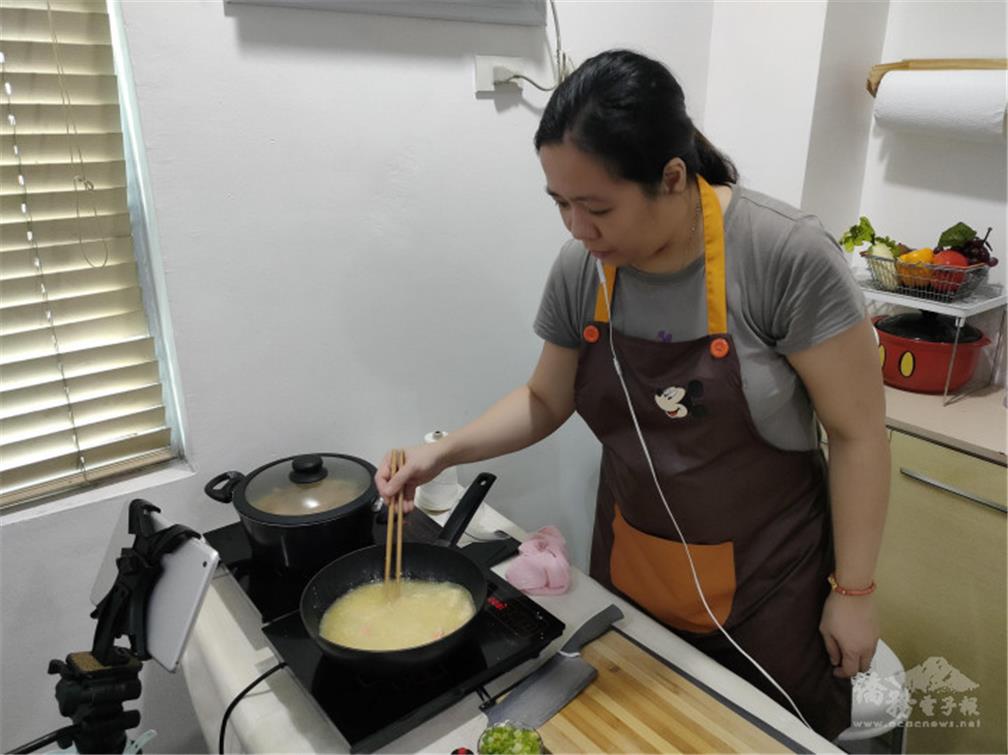 Wang Ling-ling taught Taiwanese entrepreneurs based in the Philippines and members of the TAPYC how to make Prawn With Salted Egg Yolk by online livestream