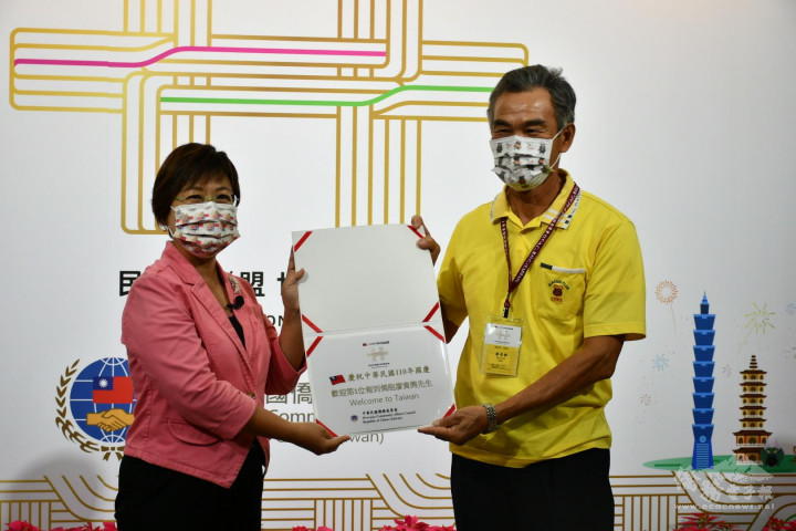OCAC Deputy Minister Hsu Chia-ching (left) presenting a certificate to overseas compatriot Liao Gui-hsing (right)