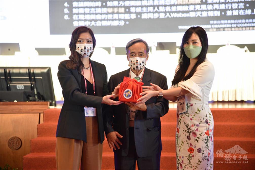 Caption 2: In the WTCCJC president handover ceremony supervised by WTCC President Liang Hui-teng (middle), outgoing WTCCJC President Huang Kai-lin (left) passed the seal to new president Sophia Huang (right)