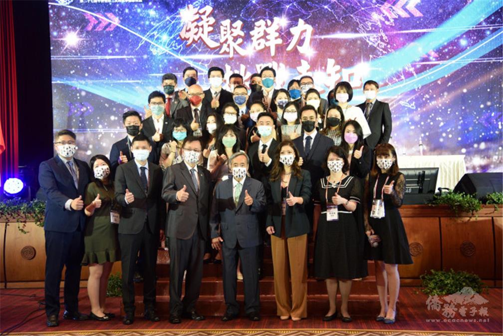 Caption 3: OCAC Department of Compatriot Business Affairs director Chang Shu-yan (2nd from right, 1st row,) WTCC President Liang Hui-teng (4th from right, 1st row) and 11th WTCCJC President Huang Kai-lin (3rd from right, 1st row) pictured together with attendees.