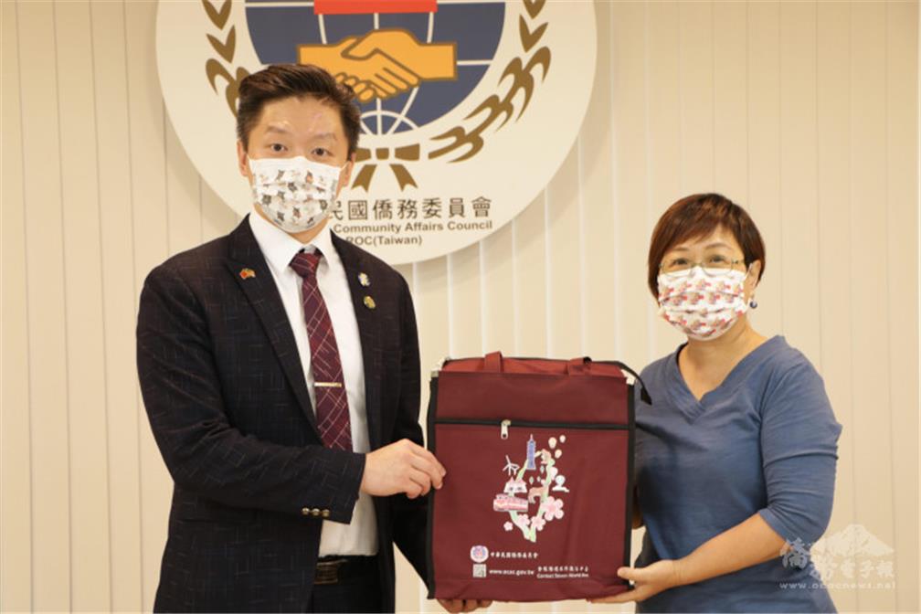 OCAC Deputy Minister Hsu Chia-ching (right) presents a Taiwan souvenir to Wu Chia-yu (left)