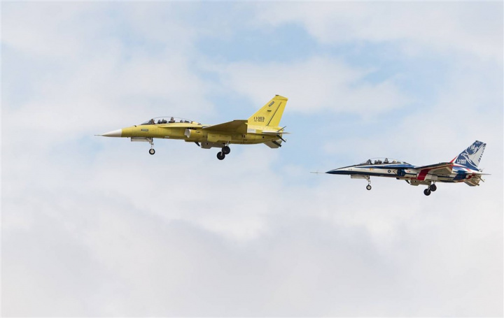 A mass produced AJT (left) and a prototype of the jet trainer are pictured in Taichung on Oct. 21. File photo courtesy of a reader