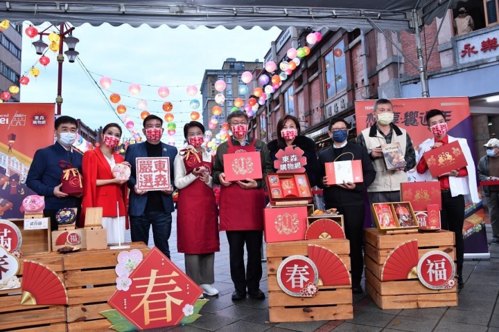 Mayor, Deputy Mayor Promote Taipei CNY Gift Sets for Informercial Collaboration