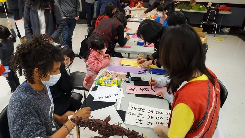 The FASCA members assisted in writing Spring Festival couplets.