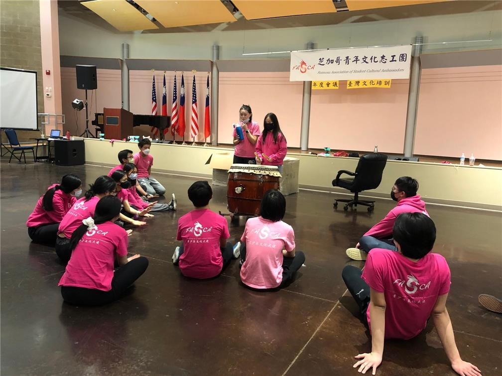 The FASCA members learned about Taiwanese dance culture.