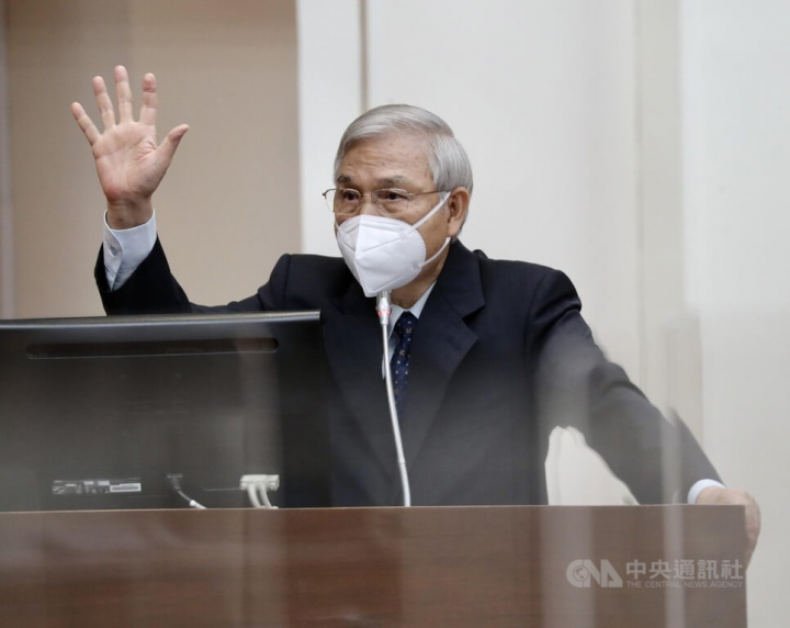 Central bank governor Yang Chin-long (楊金龍) at a hearing of the Legislature's Finance Committee on Thursday. CNA photo May 12, 2022