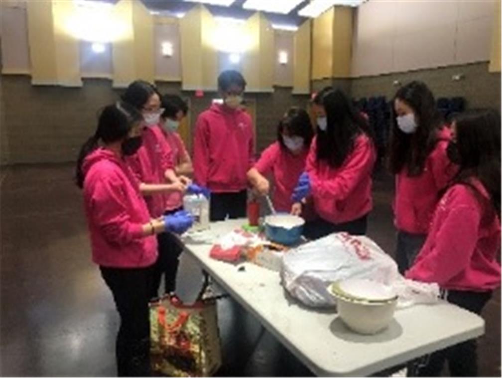 The FASCA students learned how to make flaky scallion pancake.