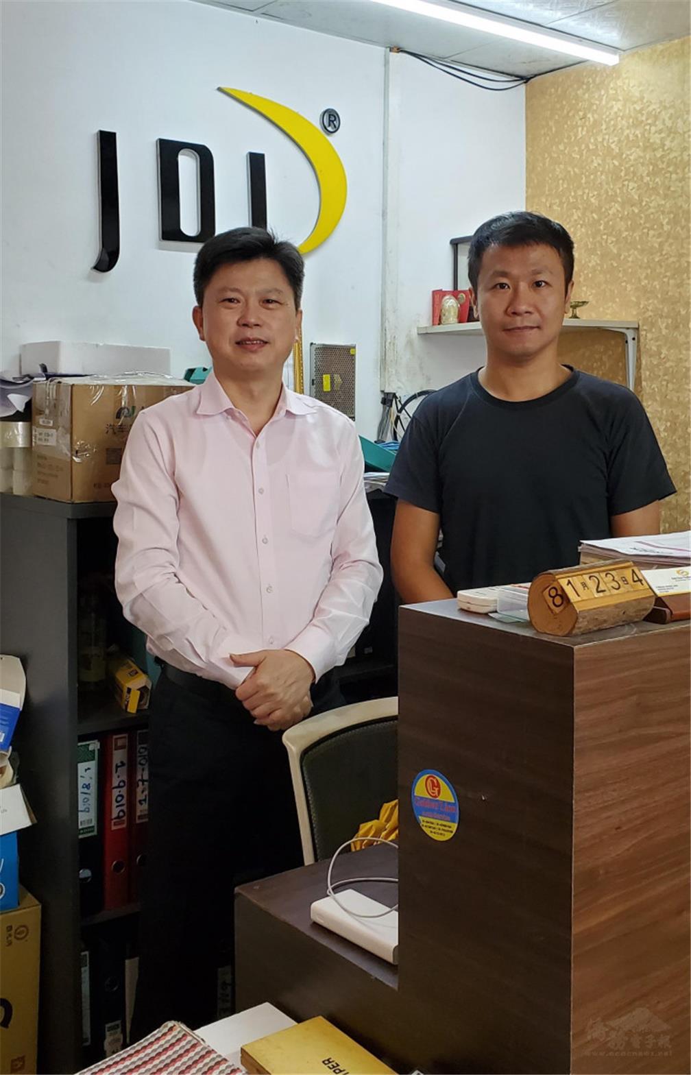 Chang Wenhwa (left), head of the Overseas Compatriots Affairs Section of T.E.C.O. in Myanmar, met with Hung, Kuo-chin (right), a potential young entrepreneur.