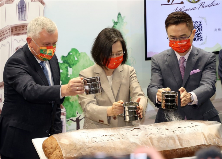 From left: Lithuanian Vice Minister of Agriculture Egidijus Giedraitis, President Tsai Ing-wen and Taiwan External Trade Development Council Chairman James Huang are pictured at the Baltic country's stall at the Food Taipei exhibition Wednesday. CNA photo June 22, 2022