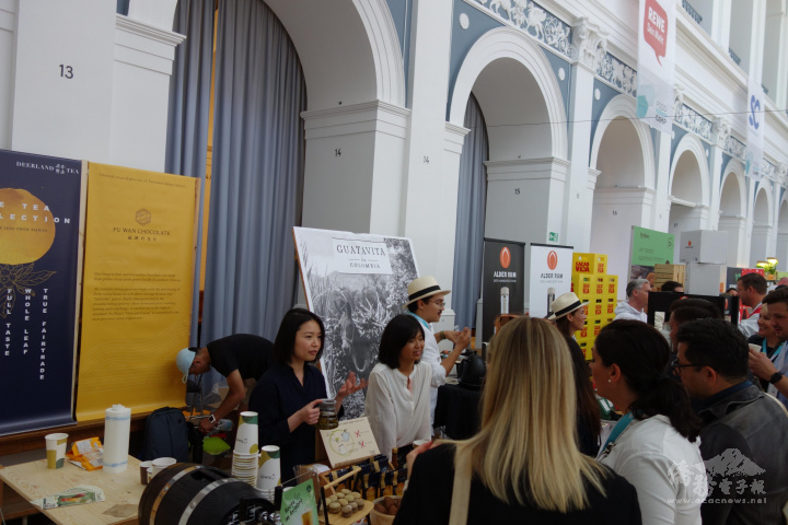 Angie Chen (left) and owner of UROCISSA An-Chi Chu (right) introducing Taiwan products to visitors.