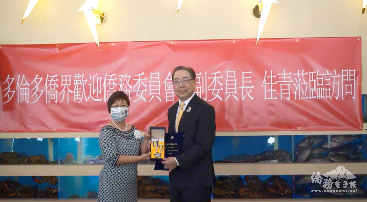 OCAC Deputy Minister Hsu, Chia-Ching (left) presents the Mt. Jade Professional Medal to OCAC Senior Adviser Antony Shing-Pak Kam (right)