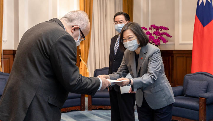 President Tsai receives the credentials from new Paraguay Ambassador Carlos Fleitas.