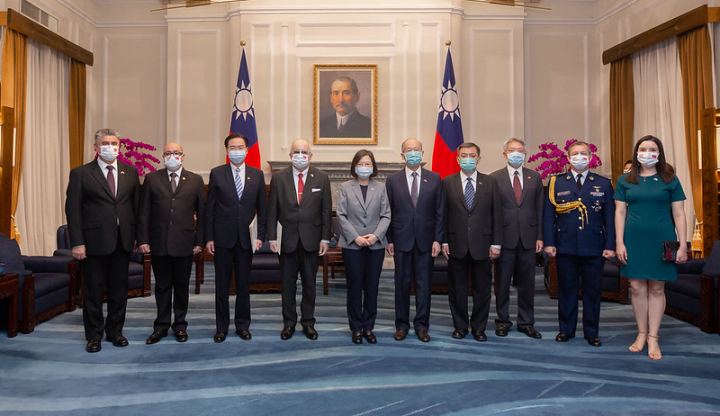 President Tsai poses for a photo with new Paraguay Ambassador Carlos Fleitas.