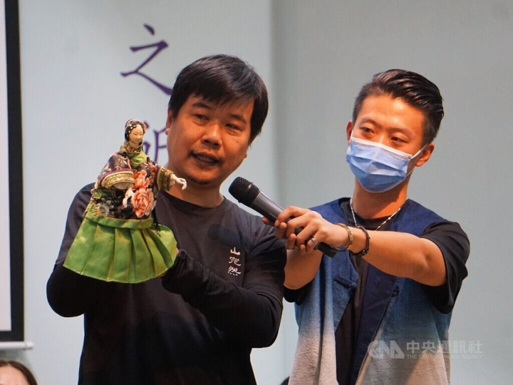 Founder of Taiwan's Shan Puppet Theatre Huang Wu-shan (黃武山) demonstrates how to manipulate a glove puppet at a worshop in Los Angeles on Monday. CNA photo Aug. 10, 2022