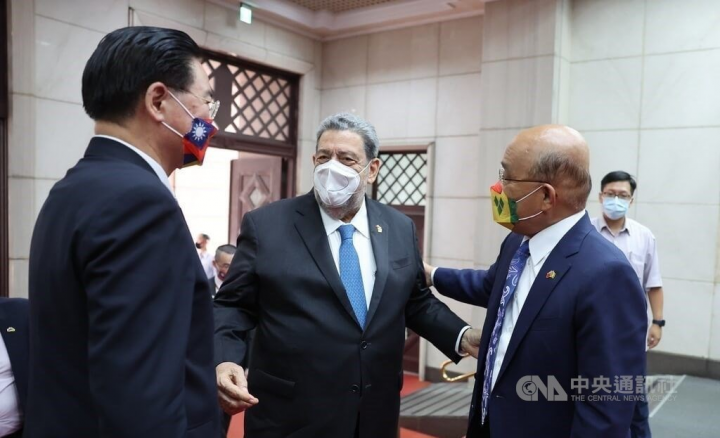 From left: Foreign Minister Joseph Wu, SVG Prime Minister Ralph Gonsalves, and Premier Su Tseng-chang.