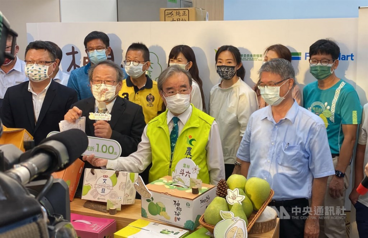 The Council of Agriculture promotes pomelos at a news conference in Taipei Thursday, following a recent Chinese ban on Taiwanese exports of produce. 