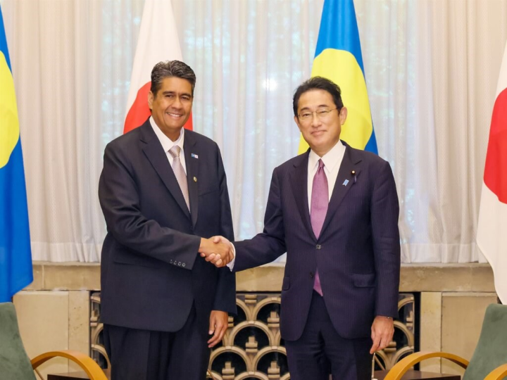 Palauan President Surangel Whipps Jr. (left) and Japanese Prime Minister Kishida Fumio. Photo from twitter.com/kantei