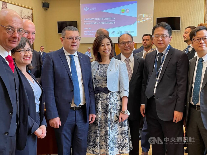 Ukrainian lawmaker Oleksandr Merezhko (third from left), Taiwan's representative to the U.S. Hsiao Bi-khim (second from left) and other Taiwanese lawmakers at a conference in Vilnius in July. CNA file photo