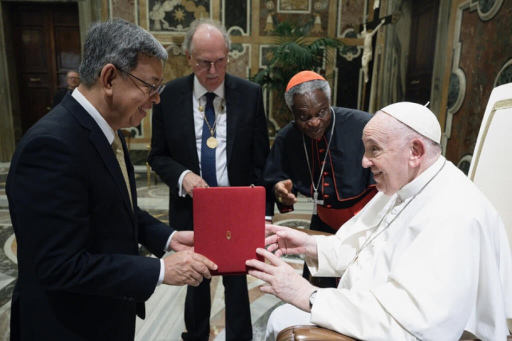 Former Vice President Chen Chien-jen (left) meets with Pope France (right) in the Vatican on Saturday. Photo courtesy of the Republic of China (Taiwan) Embassy to the Holy See