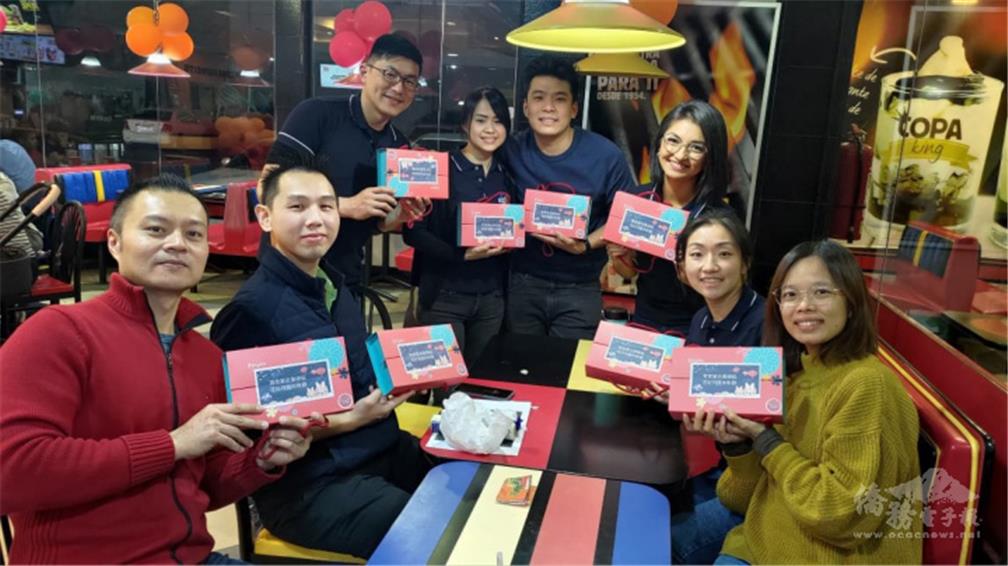 The TCCPJC presented Asunción area members with Mid-Autumn Festival gift boxes to wish them a happy festival in advance