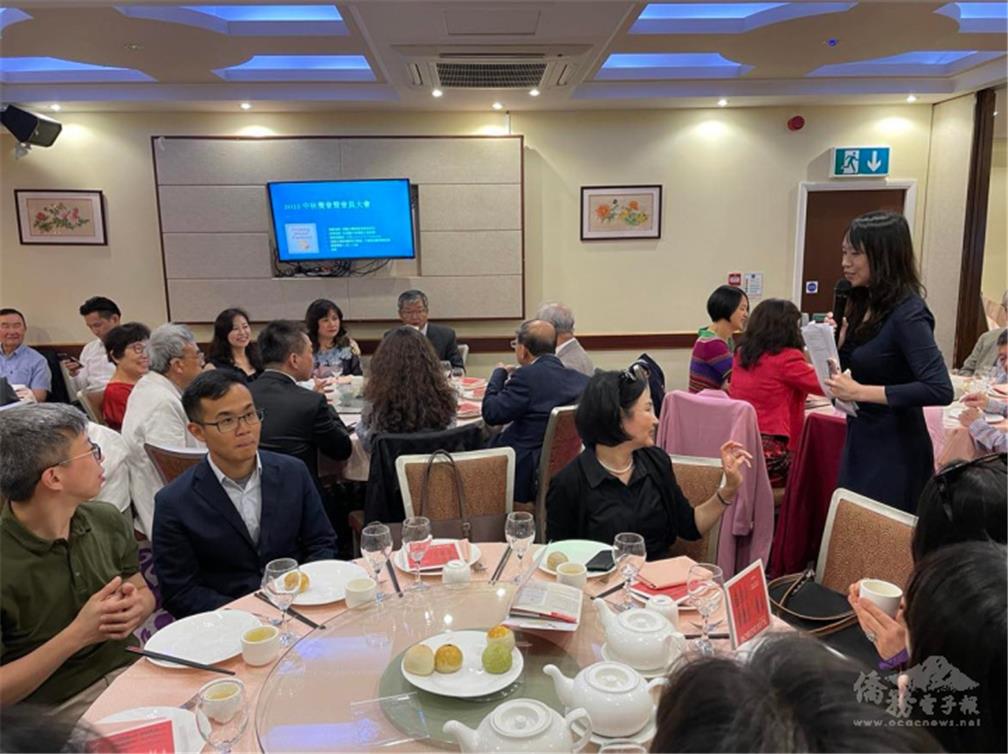 UK Taiwanese Chamber of Commerce Chairlady Evelyn Lee welcoming members and overseas compatriots to the Mid-Autumn Festival celebration event.