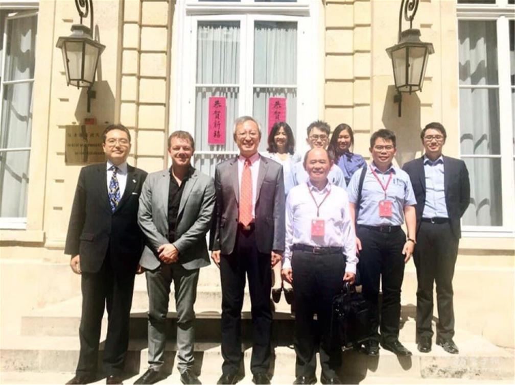Chiang Wang (3rd from right, back row,) and Chen-hsiang Yao (President & general manager of Yulon Motor Co. Ltd, 1st on right, front row) visited the Bureau de Représentation de Taipei en France (Taipei Representative Office) and met Representative Chih-chung Wu (2nd from right, front row)