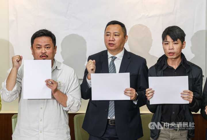 Exiled Chinese dissident Wang Dan (王丹, center) and DPP legislator Hung Sun-han (洪申翰, left). CNA photo Nov. 29, 2022