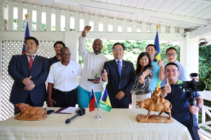 Kenton Chance (front, third left). Photo courtesy of Taiwan's embassy in Saint Vincent and the Grenadines