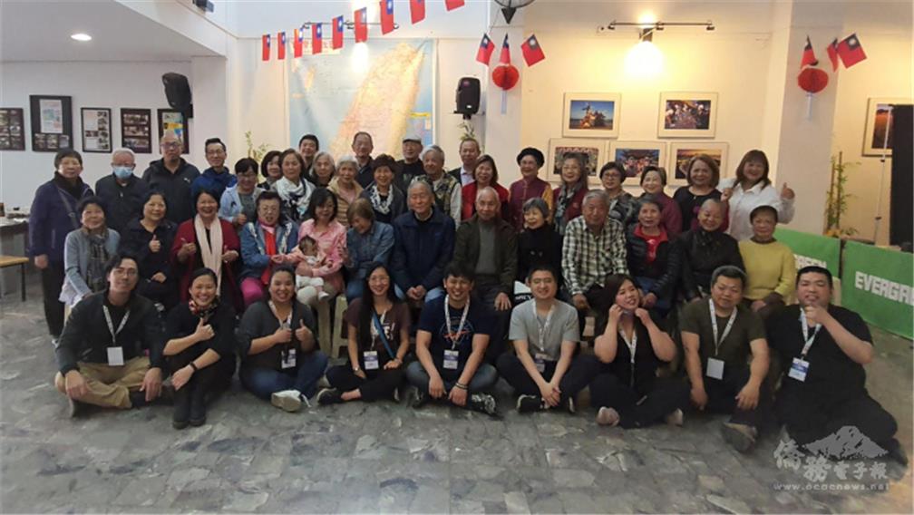 Staff and attendees of the CCJTA Chongyang Festival activity in a group photo, leaving memories of the first meeting of the elderly, middle aged and young  