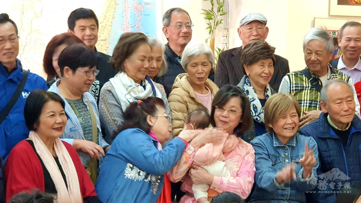 A beautiful episode happened when a group photo was taken. After everyone's shouts made a baby cry, the elderly joined forces to comfort the baby, showing their care and spirit of mutual help.