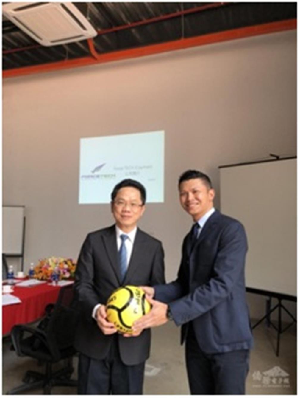 Yuan Shao-Ting with Taiwan Stock Exchange Corp (TWSE) president Chien Lih-Chung