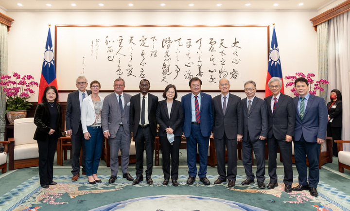 President Tsai takes a group photo with the delegation led by World Medical Association  President Osahon Enabulele.