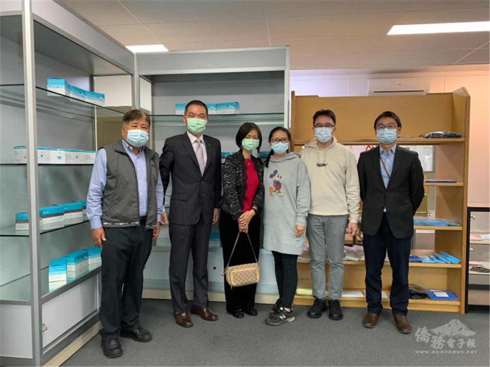 Taipei Economic and Cultural Office, Melbourne, Australia Director Abraham C. Lin and his wife (2nd and 3rd from left) visited Bella Medical Supplies and were photographed with Kuo Yi-ling (3rd from right,) her father Kuo Jin-cai (1st on left,) and husband Chen Yan-ming (2nd from right).