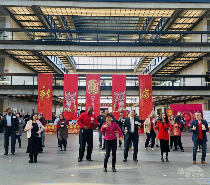 Mrs. Chuni Li led the VIP guests to dance the Flash Mob, You are My Flowers.