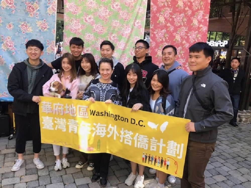 美國華府地區搭僑計畫學員參加臺灣珍珠奶茶節並與蕭美琴大使合影。
