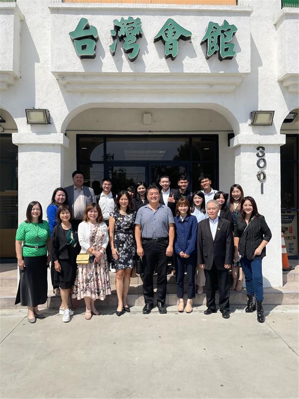 美國洛杉磯地區搭僑計畫學員參訪大洛杉磯臺灣會館。