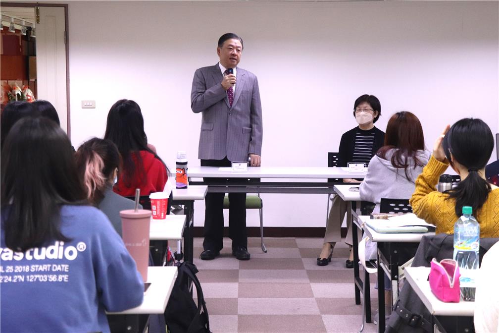 OCAC Vice Minister Roy Yuan-Rong Leu gave a speech in which he encouraged the student volunteer trainees.