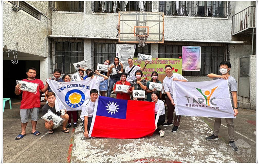 Members of theTaiwan Association Philippines Youth Chapter (TAPYC) and the Pangarap Foundation.