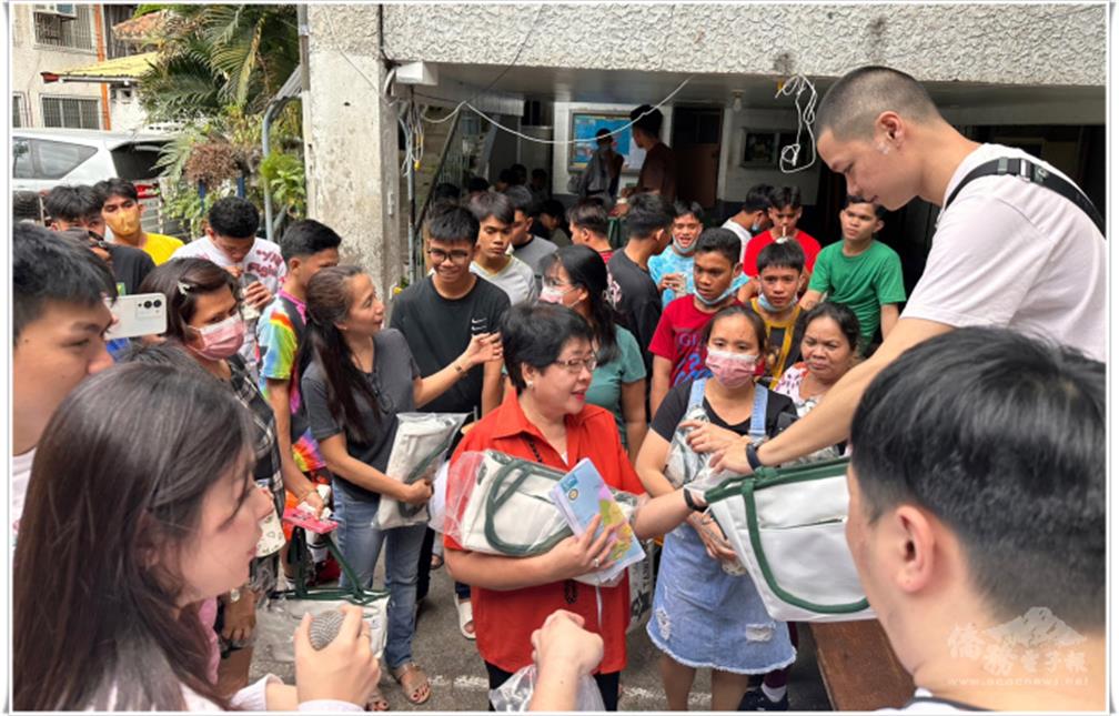 Pangarap Foundation CEO Leah Lanzuela assisted in the distribution of supplies and Taiwan Black Bear PPE.kits.