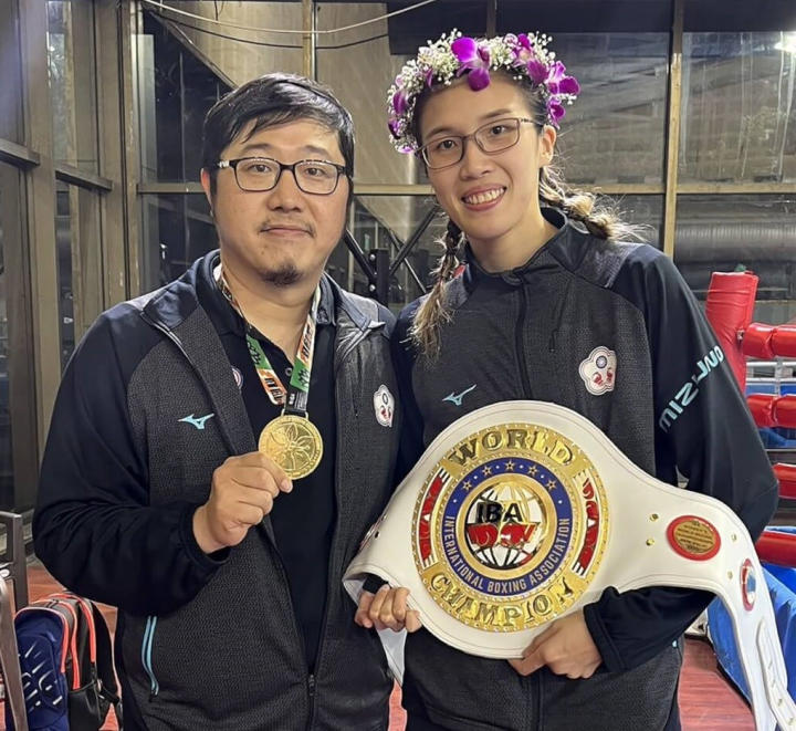 Huang Hsiao-wen (right) displays her gold belt with coach Liu Tsung-tai. Photo courtesy of Liu Tsung-tai