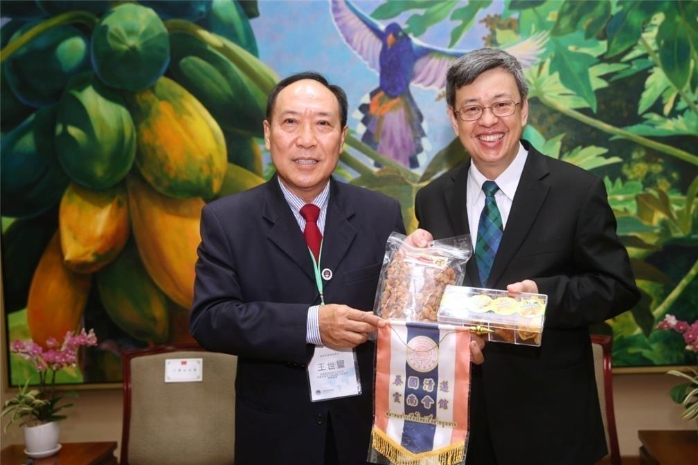 The delegations of Chiang Mai and Chiang Rai Yunnan Associations in Thailand presented their association's pennant and souvenirs as mementos