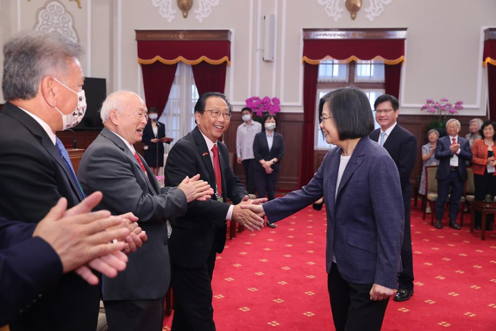 蔡英文總統23日上午接見「2023年羅省中華會館回國訪問團」