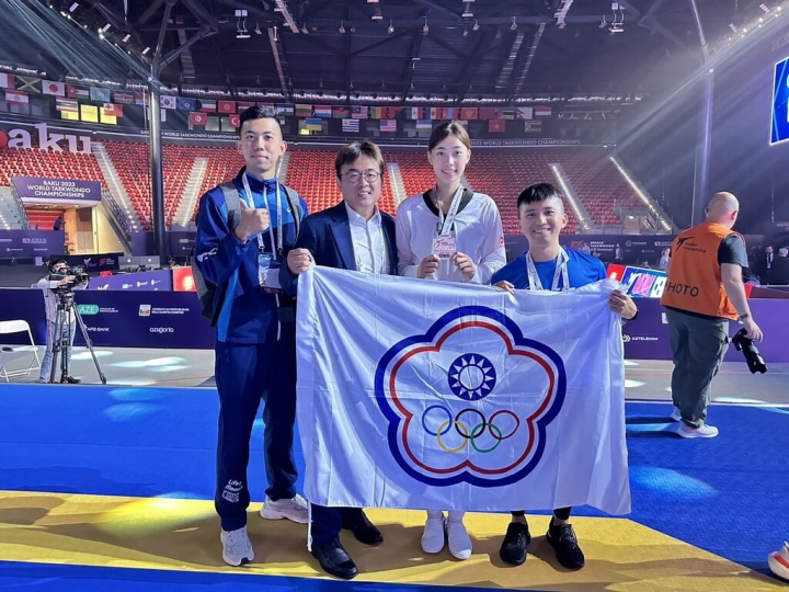 Taiwanese taekwondo competitor Lo Chia-ling (front, second right) shows her silver medal beside her coach Liu Tsung-ta (front, third right) behind a Chinese Taipei (Taiwan) flag in Azerbaijan Monday. Photo courtesy of Liu Tsung-ta