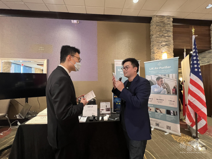Global Young Entrepreneur Star, Tien-Tse Hsieh (right) enthusiastically presents his company's products to a client.